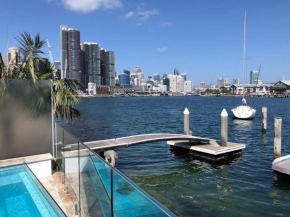 House with the pool on the edge of Sydney Harbour!